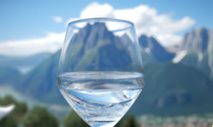 Bere acqua di montagna per mantenersi in salute