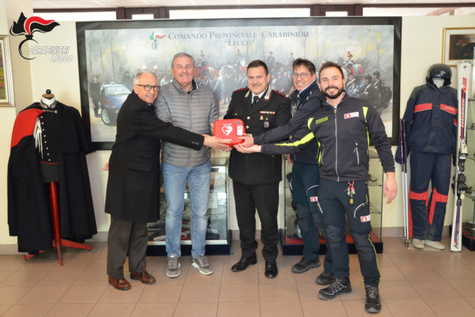 Linee Lecco dona un defibrillatore ai Carabinieri