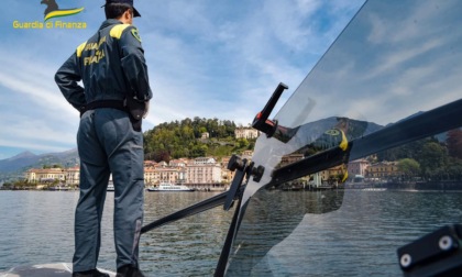 In barca senza sicurezza e assicurazione: maxi controlli della della Finanza sul lago