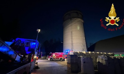 Esplosioni in un silo: maxi incendio a Merone