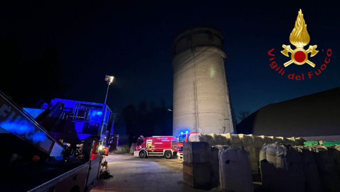 Esplosioni in un silo: maxi incendio a Merone