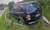 Al volante con un tasso alcolico 6 volte sopra il consentito esce di strada e si schianta