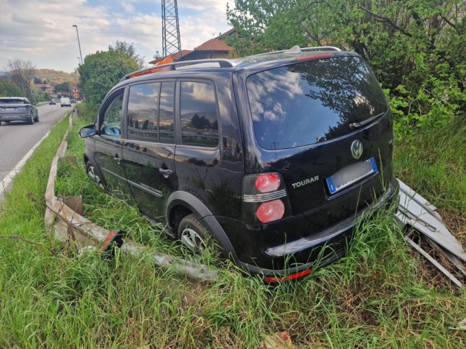 Al volante con un tasso alcolico 6 volte sopra il consentito esce di strada e si schianta