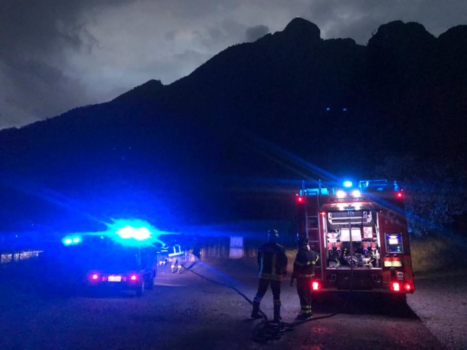 Fulmine cade a Valmadrera: principio di incendio domato dai pompieri