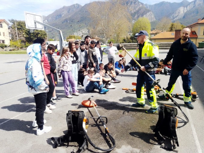 Studenti a lezione  e in campo con la Protezione Civile