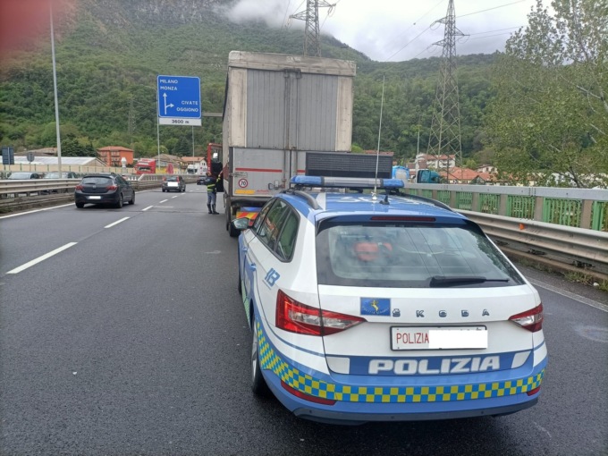 Venerdì mattina nero per la viabilità: tamponamenti sul ponte Manzoni e camion in panne