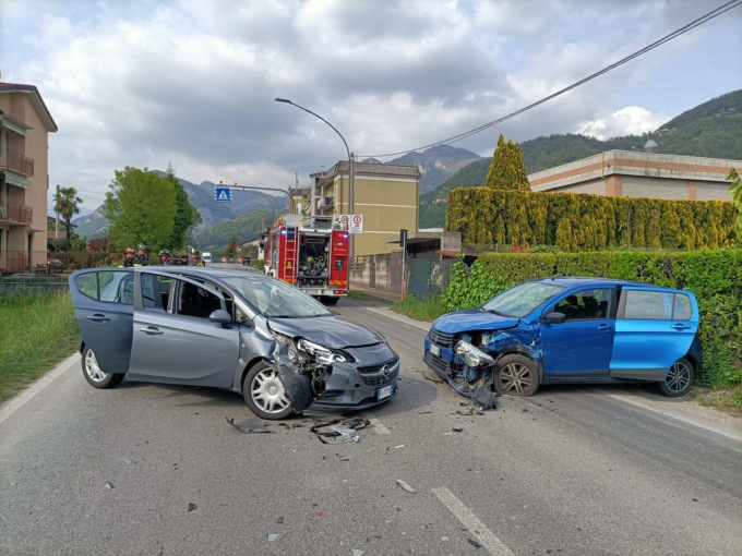 Scontro tra auto in coda: coinvolti tre mezzi