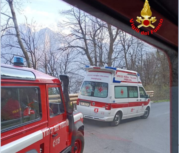 60enne si perde nei boschi: salvata dai pompieri