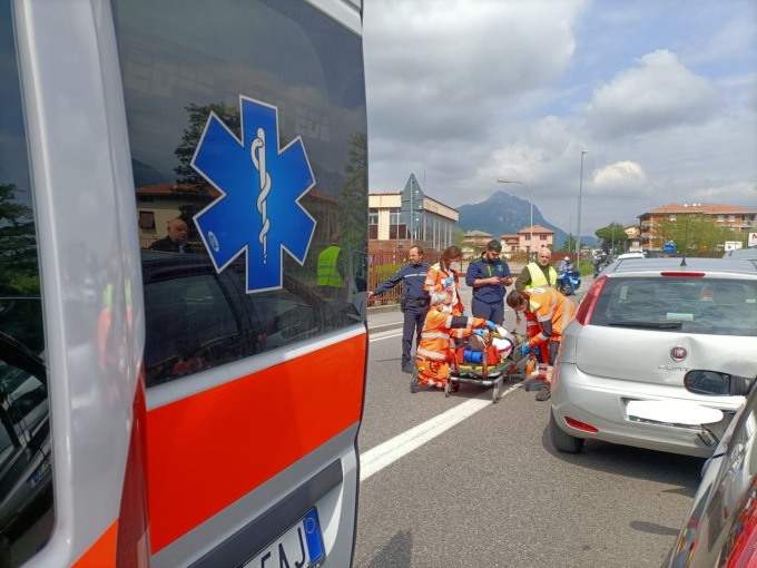 Incidente in mattinata, tre veicoli coinvolti
