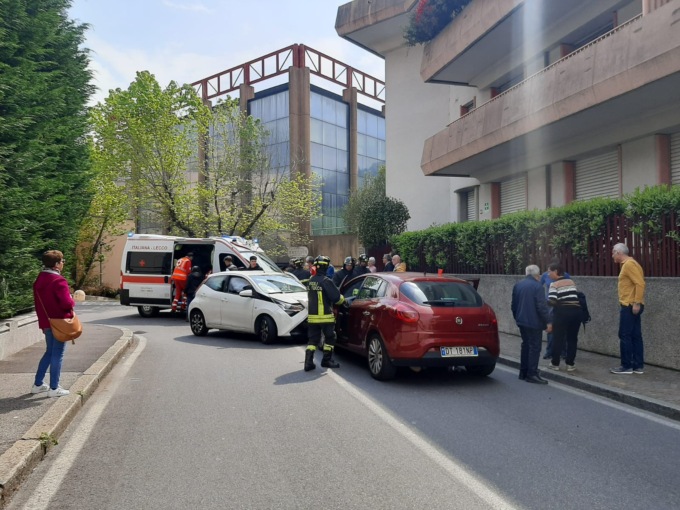 Incidente: scontro tra due auto