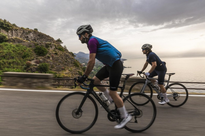 Dal 1946 De Marchi veste ciclisti appassionati e campioni con iconici prodotti Made in Italy