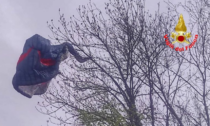 Si schianta con il parapendio e rimane appeso ad un albero