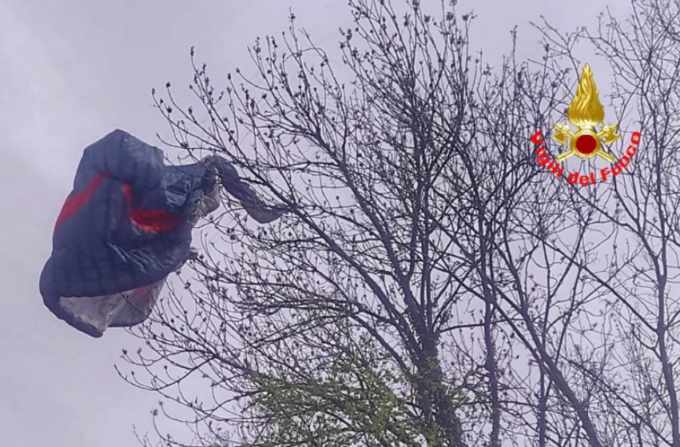Si schianta con il parapendio e rimane appeso ad un albero