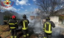 Auto e sterpaglie a fuoco: intervengono i Vigili del fuoco