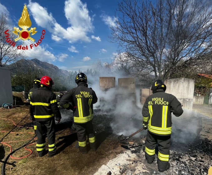 Auto e sterpaglie a fuoco: intervengono i Vigili del fuoco