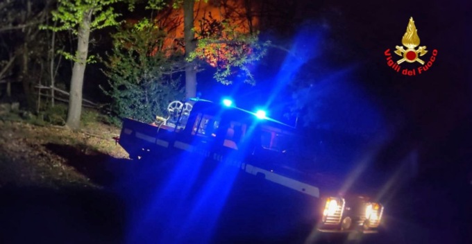 Spento alle 3 di notte l’incendio bosco a Colico