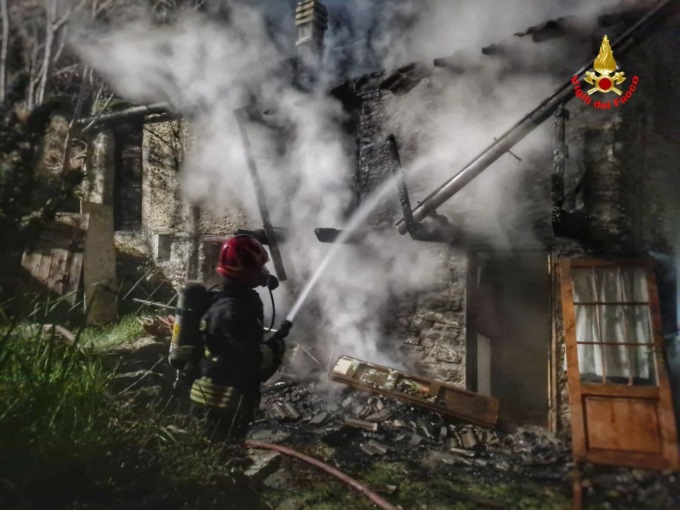 Incendio: divorata la baita di un villeggiante