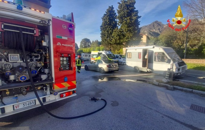 Scontro tra un’auto e un camper sulla Sp 72