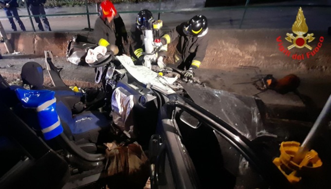 Ricoverato in Rianimazione uno dei feriti nel terrificante schianto auto furgone