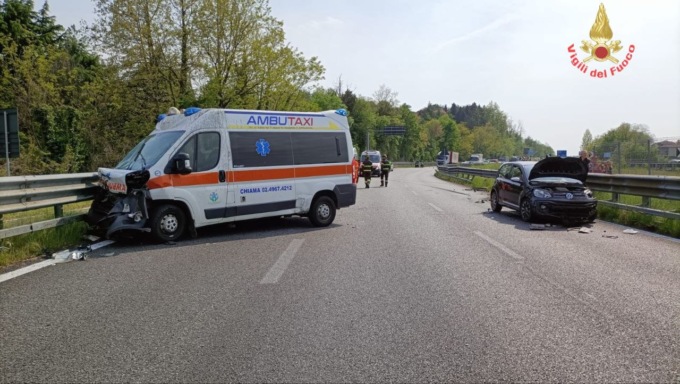 Schianto in Statale 36  tra un’auto e un’ambulanza. Quattro feriti, sul posto l’elisoccorso