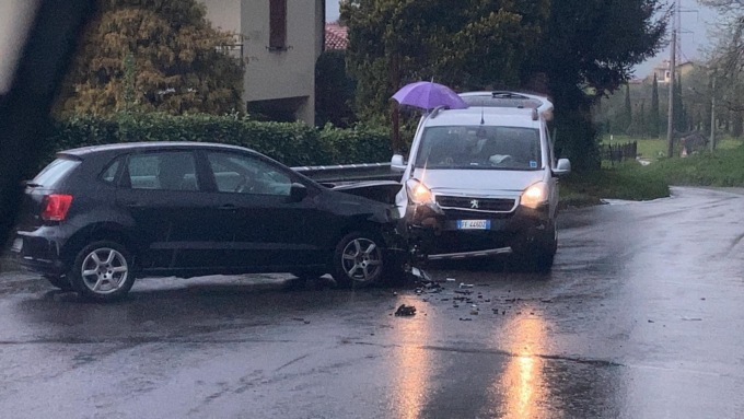 Incidente: scontro semi frontale tra furgoncino e utilitaria