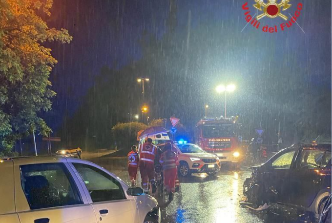 Violento schianto sotto il temporale: due feriti