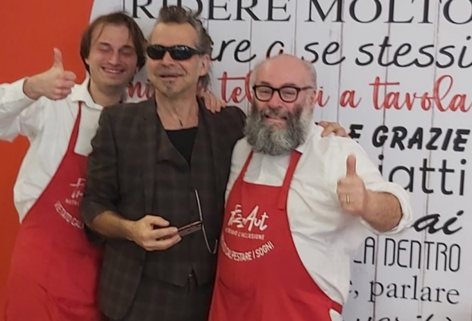 Il giovane Lorenzo, dipendente di PizzAut, incontra il suo idolo Piero Pelù  e aiuta l’Emilia