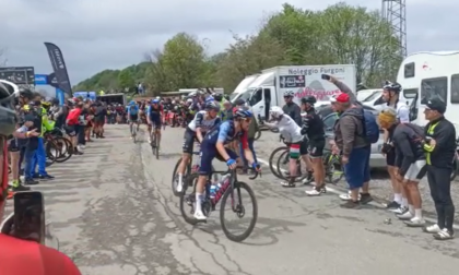 Giro d'Italia: il video del passaggio della testa della corsa da Valcava tra l'entusiasmo della folla