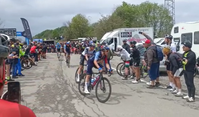 Giro d’Italia: il video del passaggio della testa della corsa da Valcava tra l’entusiasmo della folla