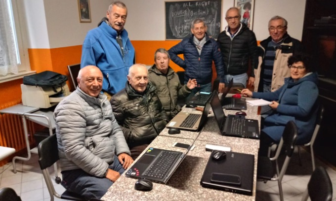 A Premana con Auser il corso per l’utilizzo del computer rivolto agli anziani