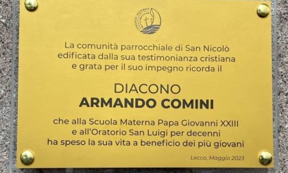Una targa in memoria  del diacono  Armando Comini