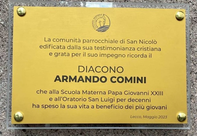 Una targa in memoria  del diacono  Armando Comini