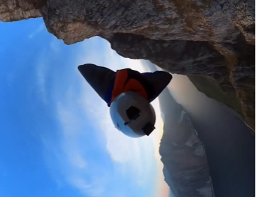 Con la tuta alare in volo a picco sul lago: l’incredibile video