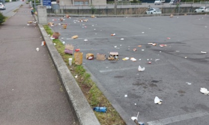 Scene di (stra)ordinaria inciviltà: parcheggio ricoperto di rifiuti