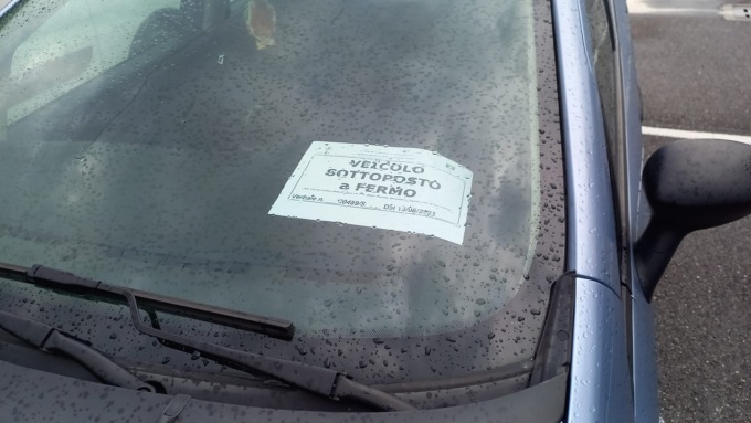 Al volante senza patente provoca un incidente: maxi multa