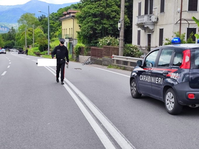 Perde il controllo della bici e viene investito: morto ciclista di 46 anni
