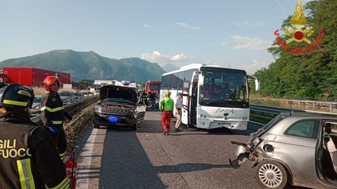 Scontro sulla Ss36 a Molteno tra pullman e tre auto