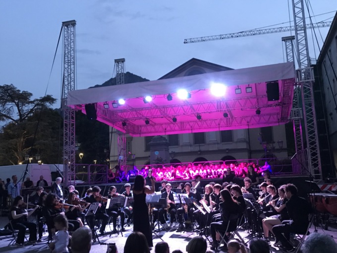 Coroliamo la città: il coro della scuola di Acquate insieme all’orchestra Stoppani in Musica