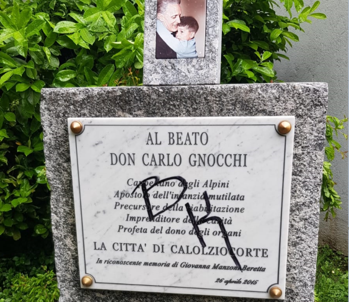 Imbrattata la targa del beato don Gnocchi