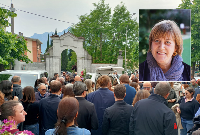 Commosso addio alla maestra Stefania