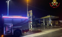 Incendio al distributore di benzina: a fuoco l'insegna