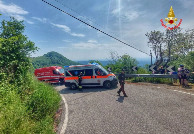Tifosa del Giro d’Italia si schianta contro il guard rail e precipita nella scarpata