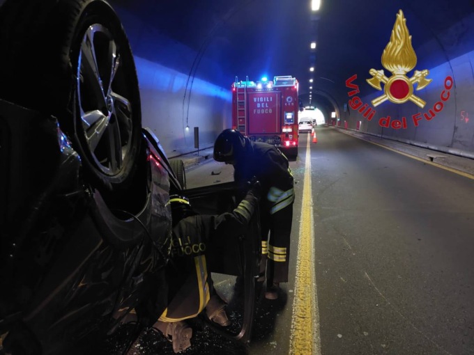 Incidente in galleria: auto ribaltata, tre feriti
