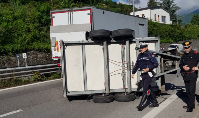 Furgone con rimorchio frigorifero si ribalta sulla Provinciale