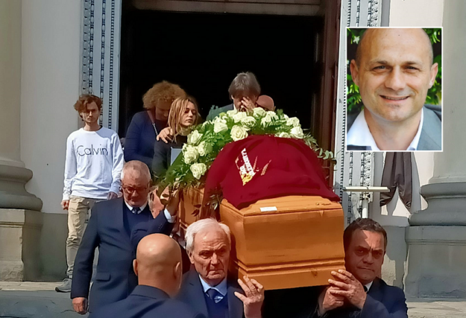 La maglia bordeaux dell’Acd Calolziocorte  poggiata sulla bara per l’addio a Stefano Bonacina