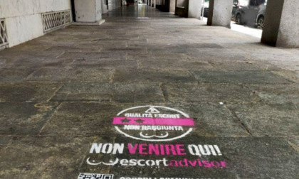 Pubblicità di prostitute disegnate per terra a Lecco, Piazza: "Non ho parole!". Il Comune le fa rimuovere