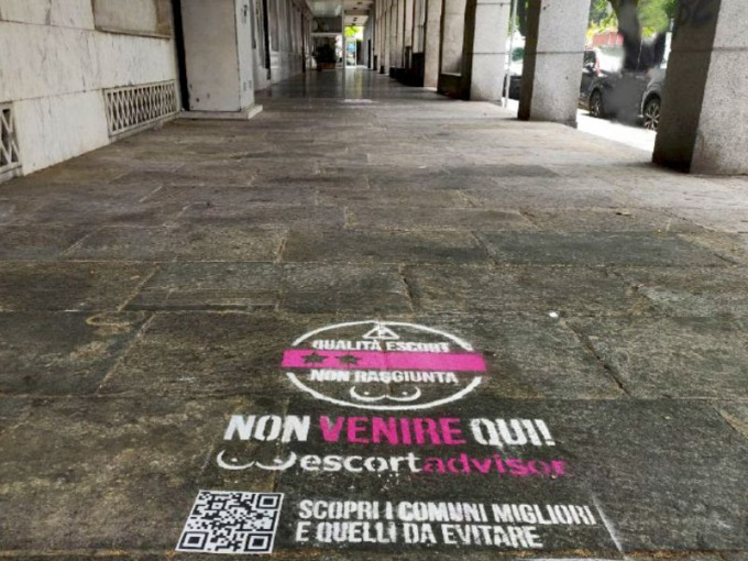 Pubblicità di prostitute disegnate per terra a Lecco, Piazza: “Non ho parole!”. Il Comune le fa rimuovere