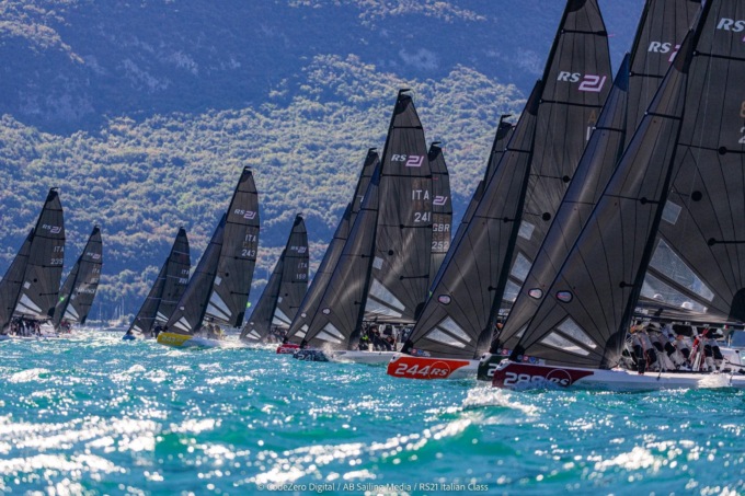 Staffetta “Cortina-Milano” con la fiaccola olimpica dl ’56: da Mandello del Lario a Lecco tedoforo in barca sull’RS21