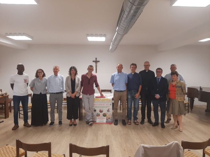 Grande festa per i giovani con la benedizione di Delpini dalle acque del lago