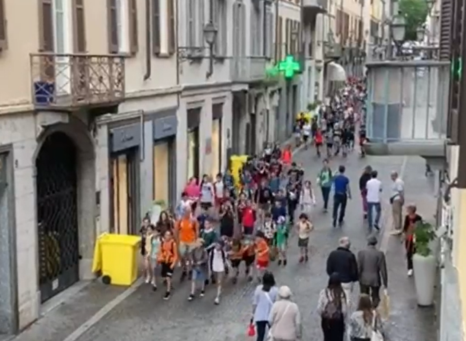 “Forza Lecco”: il coro dei bimbi dell’oratorio estivo di Acquate-Bonacina-Olate. Palazzo Bovara si veste di bluceleste VIDEO